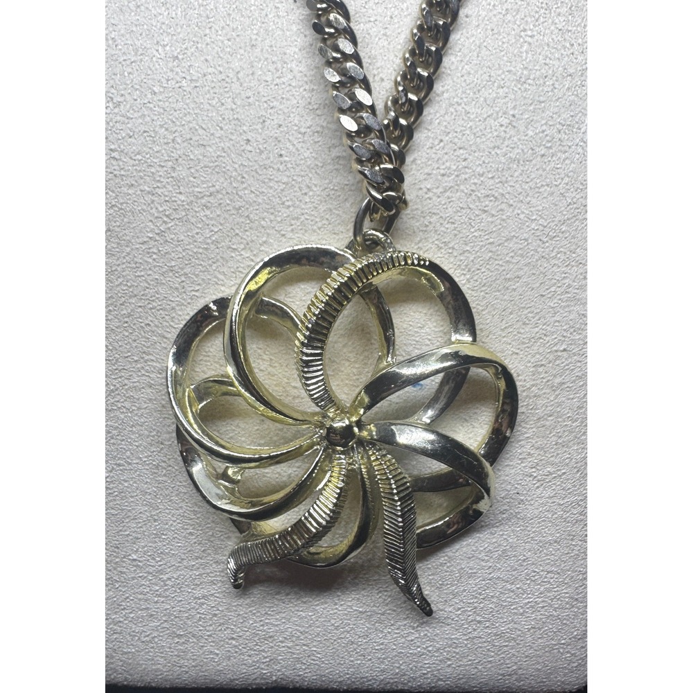 Vintage Signed Star Novelty Jewelry Co. Floral Swirl Pendant Curb Chain Necklace